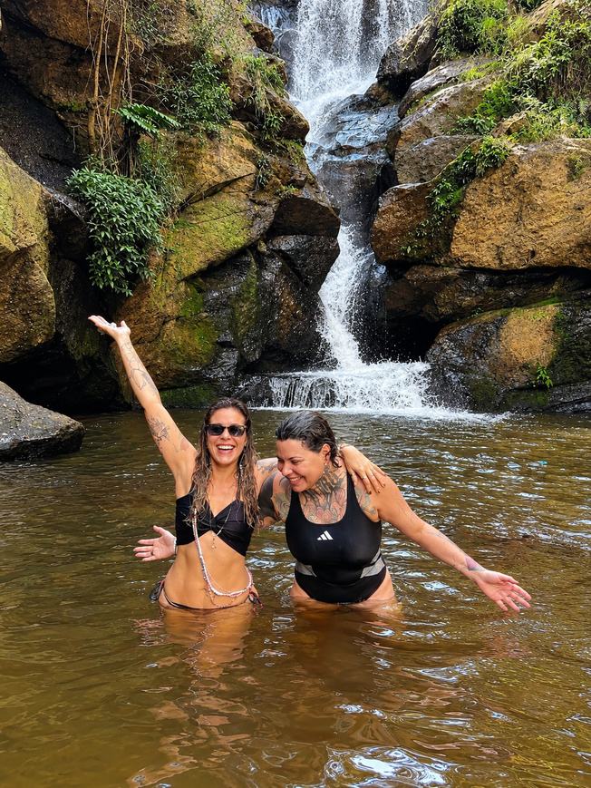 Viajantes na cachoeira em São Thomé das Letras